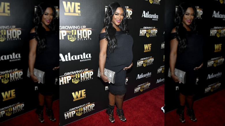 Kenya Moore luce un vestido negro elástico durante el embarazo