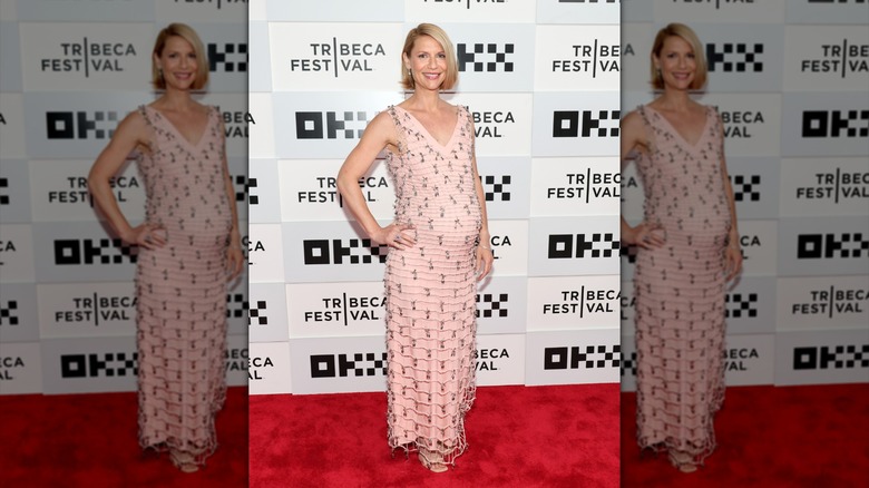 Claire Danes con un vestido elástico maximalista durante el embarazo