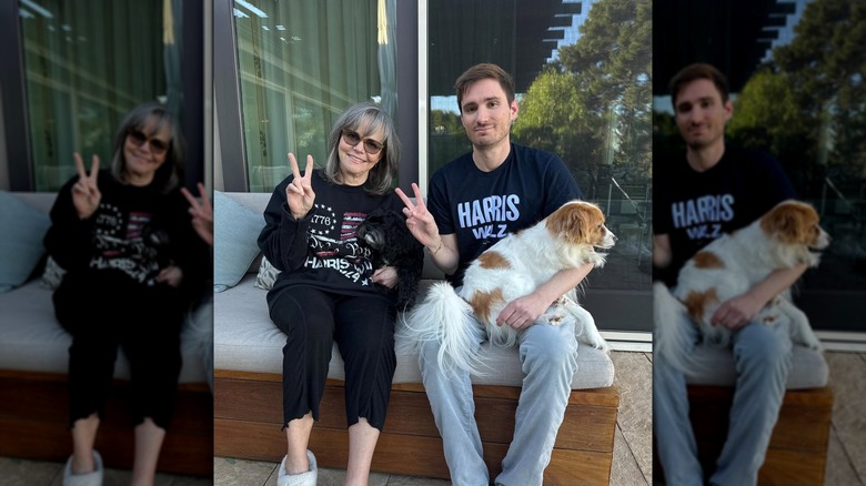 Sally Field y Sam Greisman posan junto a un perro mientras usan camisetas de apoyo a Kamala Harris y Tim Walz.