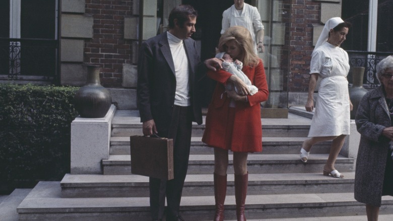 Jane Fonda sale del hospital Belvedere de París, 1968.