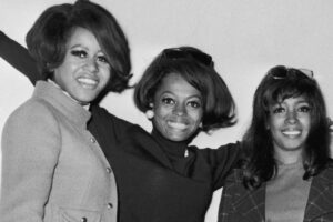 Atuendos de celebridades de los años 60 que definen el estilo de la época