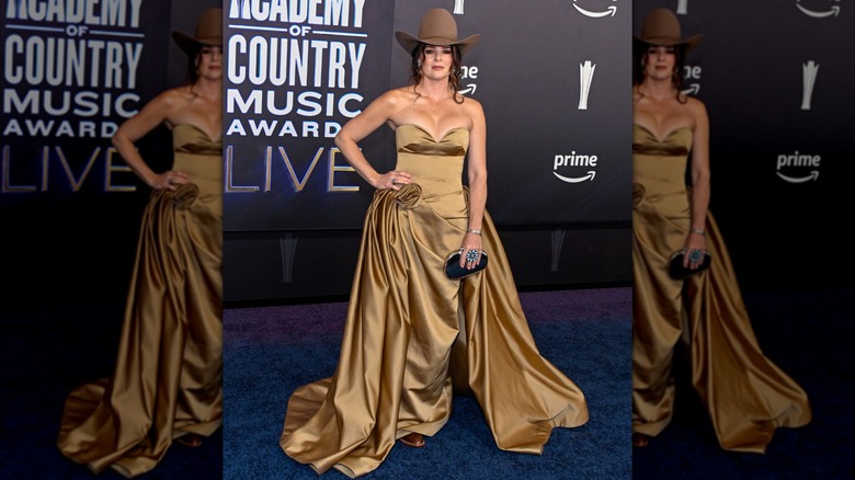 Jenna Paulette en la alfombra roja de los Premios de la Academia de Música Country 2026.