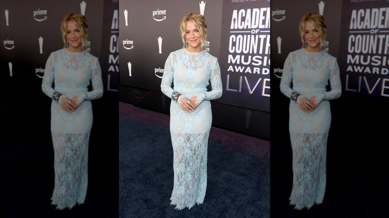 Avery Anna en la alfombra roja de los Premios de la Academia de Música Country 2026.