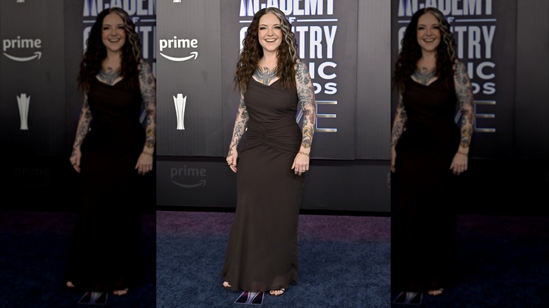 Ashley McBryde en la alfombra roja de los Premios de la Academia de Música Country 2026.