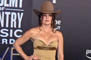 Las estrellas peor vestidas en los Premios de la Academia de Música Country 2026