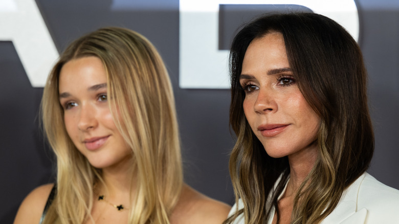 Harper Beckham y Victoria Beckham asisten al 