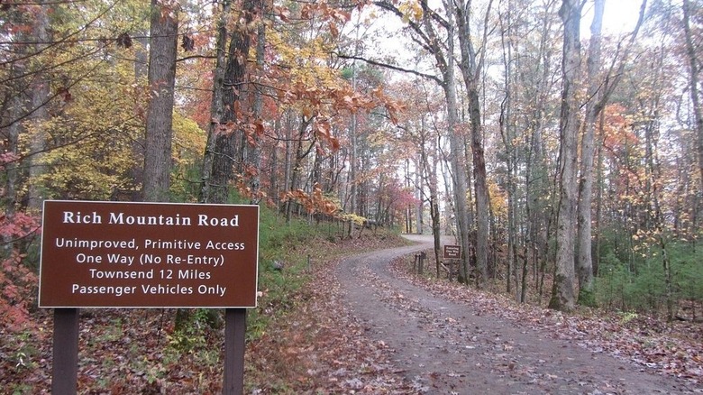 Firmar en la entrada de Rich Mountain Road en el Parque Estatal Great Smoky Mountains
