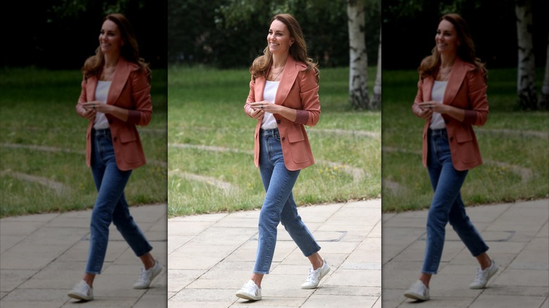 Kate Middleton con jeans y zapatillas