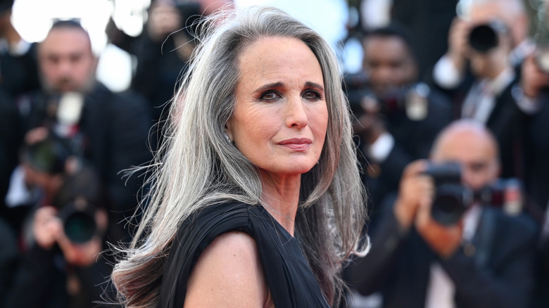 El actor Andie MacDowell con un vestido negro en el Festival de Cine de Cannes