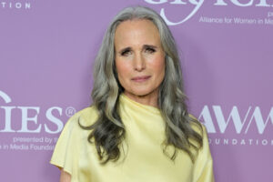 El hermoso cabello gris y la oda al envejecimiento de Andie MacDowell se robaron el show en los Premios Gracie 2026