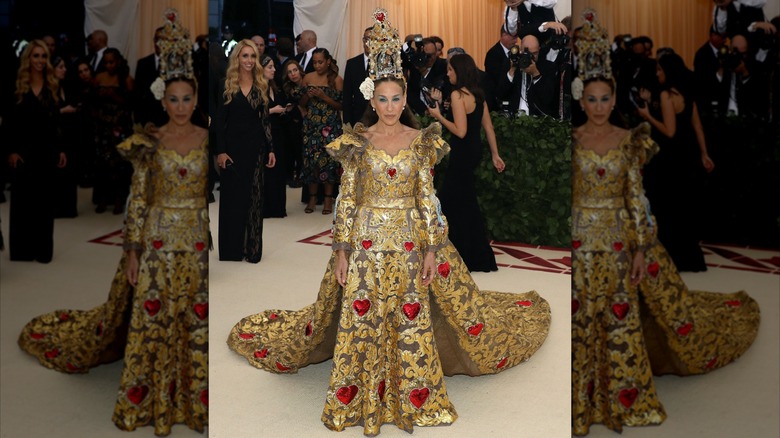 Sarah Jessica Parker posando en la Met Gala con un vestido dorado y un tocado dorado adornado en 2018.