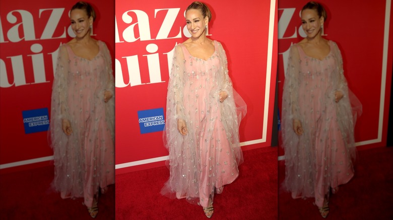 Sarah Jessica Parker posando con un vestido verde en un evento de alfombra roja en 2015.