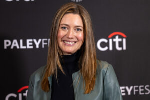 Zoe Perry del joven Sheldon ha crecido hasta convertirse en la gemela de su madre Laurie Metcalf y estas fotos lo demuestran