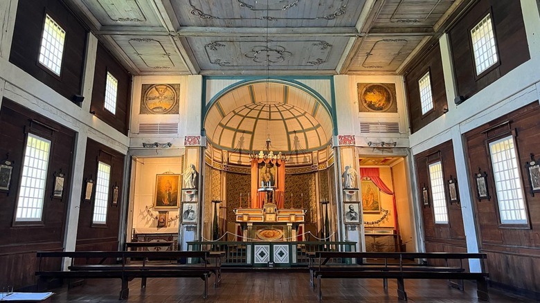 Interior de la Misión del Sagrado Corazón en Idaho