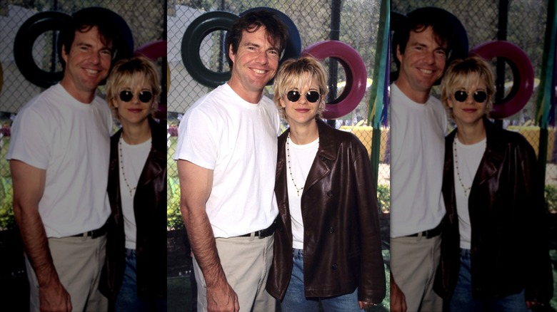 Dennis Quaid con camisa blanca y kakis posando con Meg Ryan con una chaqueta de cuero marrón.