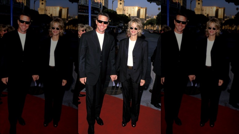 Dennis Quaid posando con Meg Ryan en un evento de alfombra roja con trajes a juego.