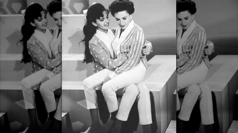 Fotografía en blanco y negro de Liza Minnelli junto a su madre Judy Garland en un set.