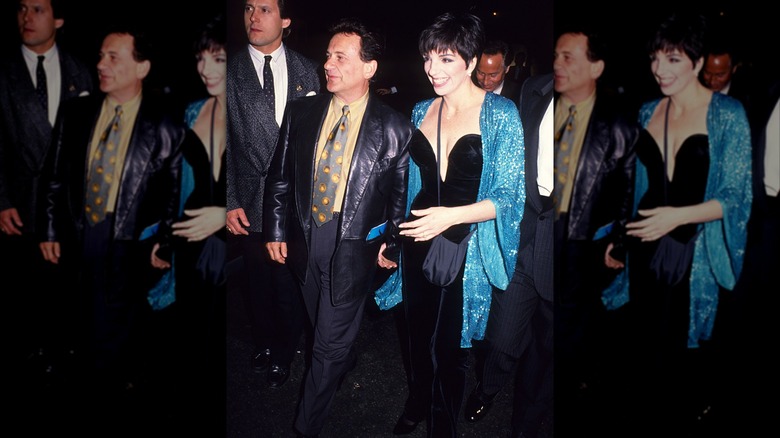 Liz Minnelli en la foto con Joe Pesci con un top azul brillante sobre un vestido negro.