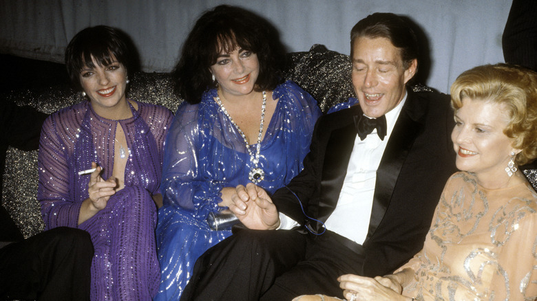 Liza Minnelli actuando en el escenario con un micrófono en la mano y las manos en el aire.