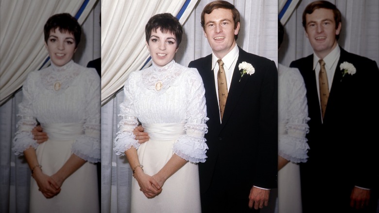 Liza Minnelli luciendo un vestido de encaje blanco posando junto a su marido Peter Allen vistiendo un traje.