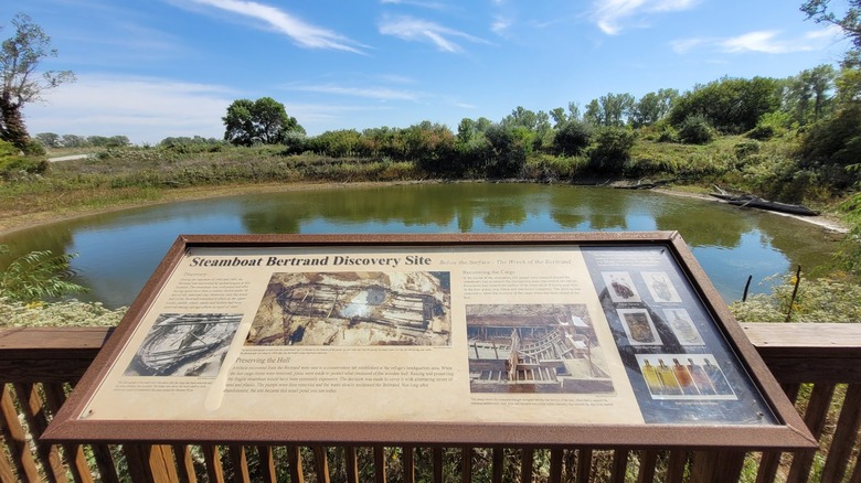 Steamboat Bertrand Discovery Site con un cartel informativo