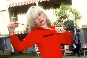 10 fotos del cabello icónico de Debbie Harry en los años 70 que nos hacen buscar lejía