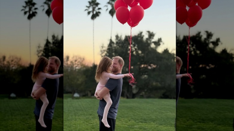 El príncipe Harry sostiene a su hija, la princesa Lilibet.