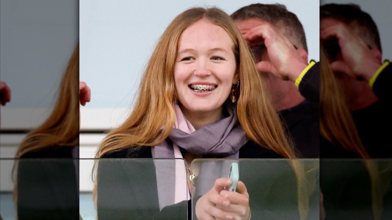 Savannah Phillips observa las carreras de caballos de Cheltenham