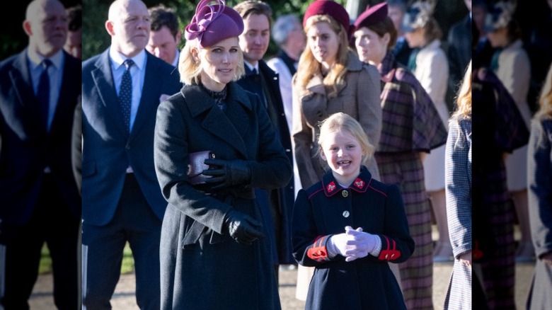 Zara y Lena Tindall caminan con miembros de la familia real hasta los servicios navideños de Sandringham