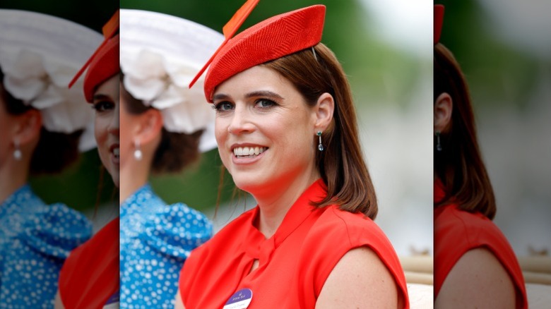 La princesa Eugenia sonríe en una carrera de caballos