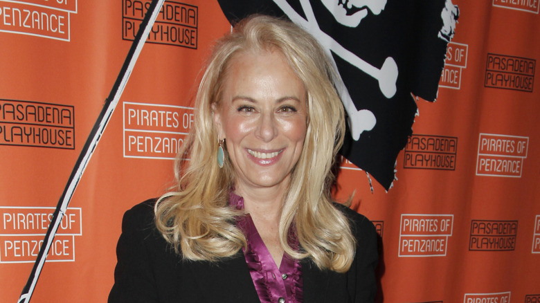 ﻿Jane Kaczmarek con cabello rubio posando para una foto en la noche de estreno de 'Piratas de Penzance' de Gilbert y Sullivan en 2018