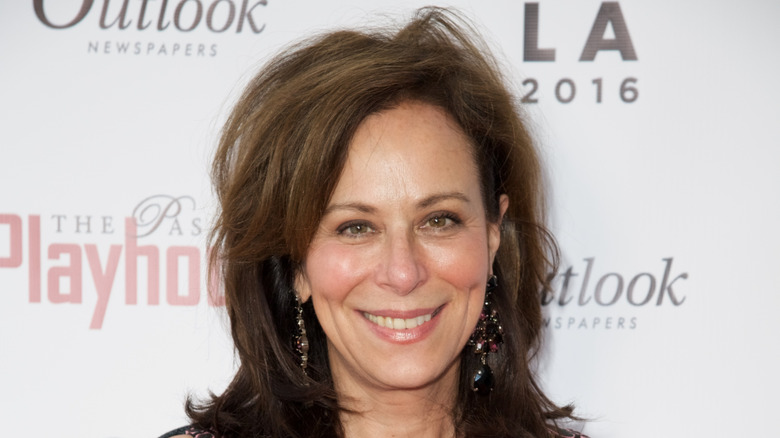 Jane Kaczmarek con cabello castaño ligeramente descolorido fotografiada sonriendo en la Gala Pasadena Playhouse en 2016