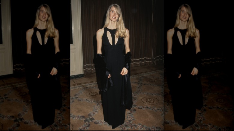 Laura Dern luce un vestido negro con aberturas y un chal en 1995