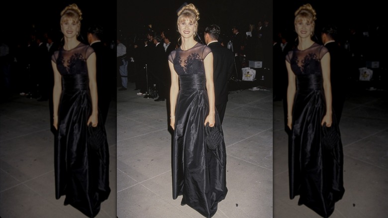 Laura Dern luce un vestido negro en la fiesta de los Oscar de Vanity Fair de 1994