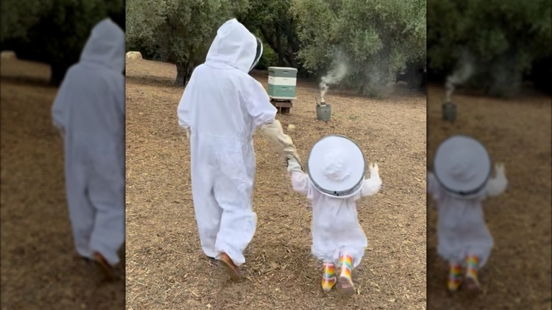 Meghan Markle apicultura con Lilibet.