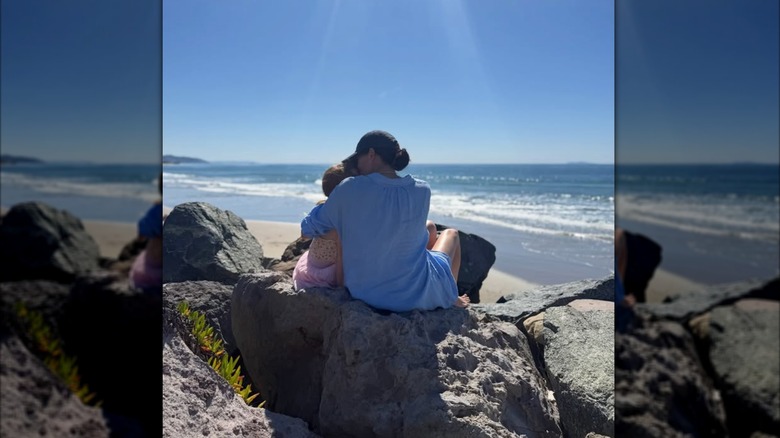 Meghan Markle y Lilibet en la playa.