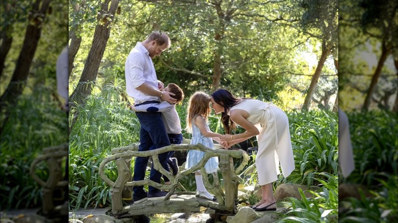 Una foto de Meghan Markle, el príncipe Harry, Lilibet y Archie.