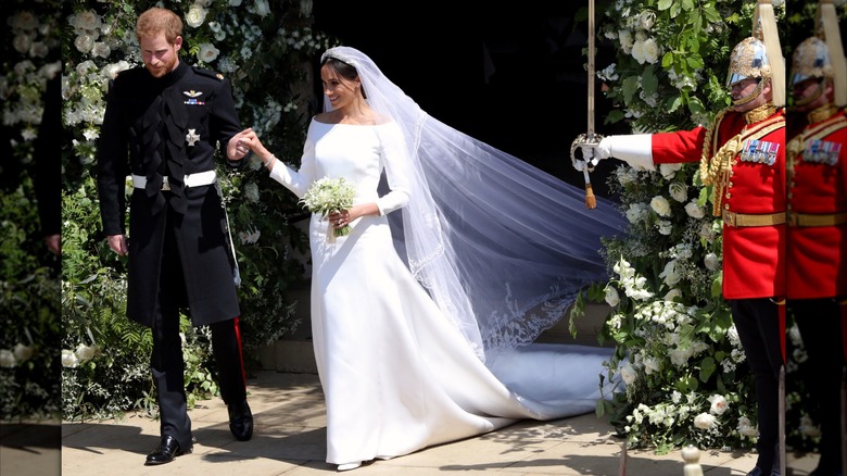 Meghan Markle y el príncipe Harry salen de la capilla después de su boda en 2018.