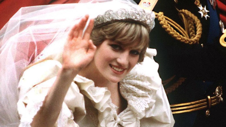 La princesa Diana saluda a la multitud en su boda.