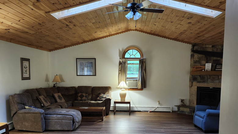 Sala de estar de la cabaña en Hyner Run State Park en Pensilvania