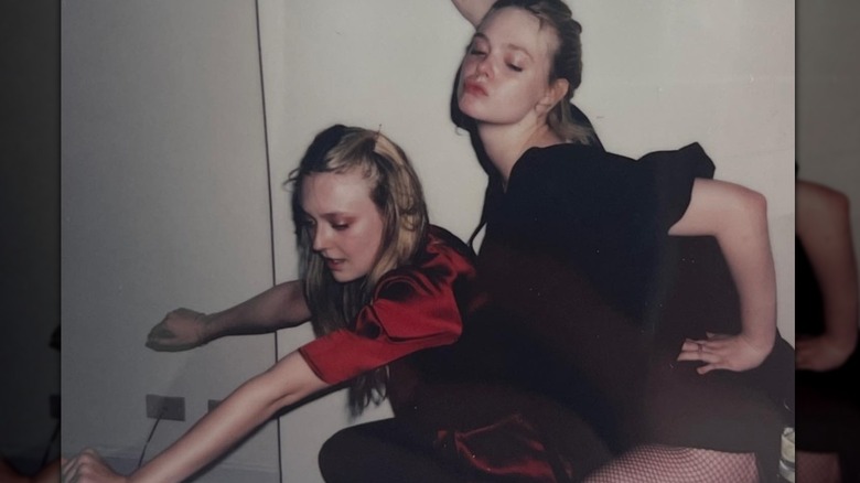 Dakota Fanning y Elle Fanning bailan juntas