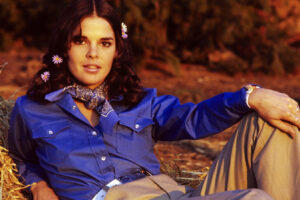 9 impresionantes momentos de estilo que convirtieron a Ali MacGraw en un ícono de la moda