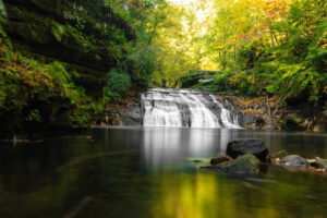 Entre Jackson y Huntsville se encuentra el refugio en cascada de Alabama, con una pintoresca poza para nadar y acantilados forestales.