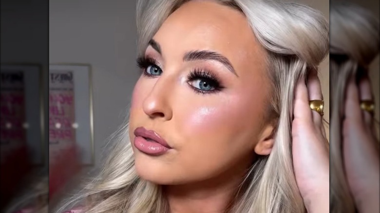 Mujer con sombra de ojos esmerilada y lápiz labial rosa
