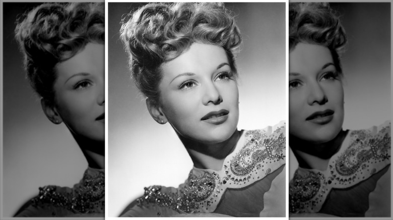 Eva Gabor posa con un cuello adornado y un recogido de caniche