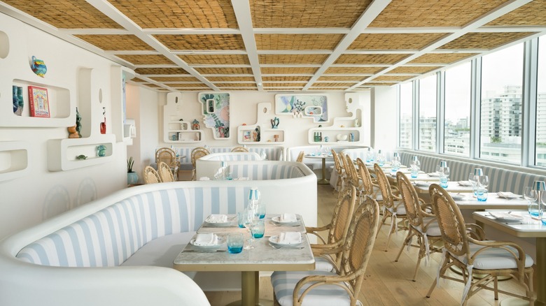 Una vista del interior del restaurante en la azotea de Vilebrequin La Plage