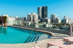 El nuevo hotel de Miami Beach es un elegante refugio en Florida con piscina y restaurante en la azotea de inspiración europea