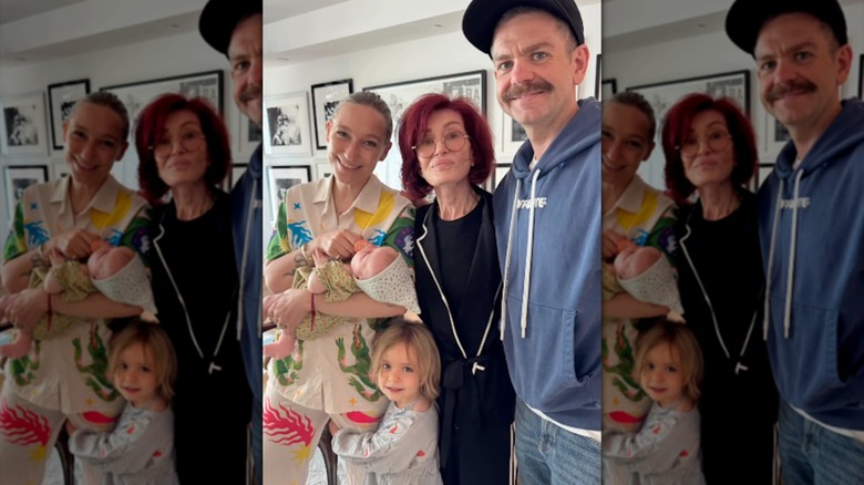 Sharon Osbourne posando con Jack Osbourne, Aree Osbourne, el bebé Ozzy Osbourne y Maple Osbourne
