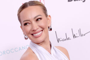 Cómo la maternidad ayudó a replantear los sentimientos de Hilary Duff sobre su cuerpo