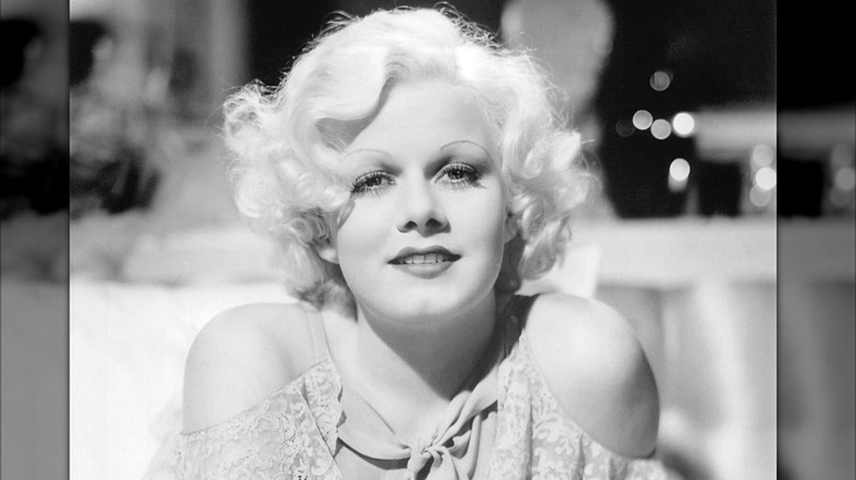 Jean Harlow fotografiada en blanco y negro con cabello rizado platino